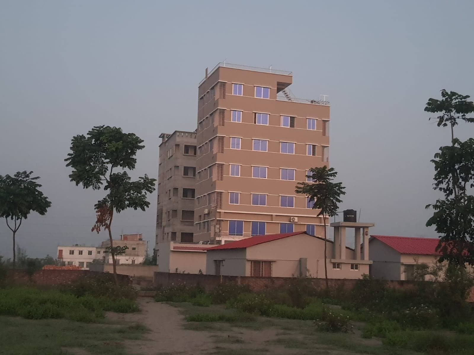 মাদরাসাতুদ দাওয়াহ ভবনের বাইরের দৃশ্য